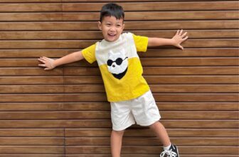 [🆕🇻🇳]  MONGU KIDS  thời trang thiết kế và phụ kiện trẻ em 🧑‍🧒❤️️👶⭐️ 𝑺𝑬𝑻/𝑪𝑶𝑶𝑳 𝑪𝑨𝑻Năng động ngày đầu tuần trong sắc vàng tươi mới
Sản phẩm được may trên nền vải cara nhẹ mát , quần là vải linen màu muối tiêu ạ .
S , shares-0✔️ , likes-16❤️️ , date-2024-07-28 14:23:21🇻🇳🇻🇳🇻🇳📰🆕