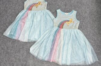 [🆕🇻🇳] BomBokids – Quần áo bé gái xuất khẩu 🧑‍🧒❤️️👶⭐️ Đầm kim sa Pony cầu vòng TQXK dư xịn đét.
Phần thân váy đính kim sa lấp lánh. Điểm nhấn ngựa pony kim sa cầu vòng siêu xinh. Tông màu xanh pastel nhẹ nh , shares-0✔️ , likes-1❤️️ , date-2024-07-25 23:23:25🇻🇳🇻🇳🇻🇳📰🆕