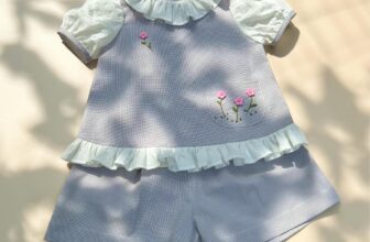 [🆕🇻🇳]  MONGU KIDS  thời trang thiết kế và phụ kiện trẻ em 🧑‍🧒❤️️👶⭐️ SET/Hoa bé ngoanBắt những ngày nắng sớm trong veo , tiểu thư nhỏ lon ton đến trườngSản phẩm được may trên nền vải cotton thô , chất vải mềm mát đ , shares-0✔️ , likes-14❤️️ , date-2024-07-31 19:53:32🇻🇳🇻🇳🇻🇳📰🆕