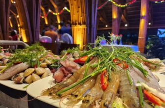 [🆕🇻🇳] QK Complex – Nhà hàng – Event – Bar Cafe – Spa 🍔 Top1Food  🍜 Quý vị đã nghe tiếng tanh tách từ những đĩa hải sản tươi ngon của QK Complex chưa ạ?
—————
𝑸𝑲 𝑪𝑨𝑭𝑬́ & 𝑹𝑬𝑺𝑻𝑨𝑼𝑹𝑨𝑵𝑻
Mở cửa: 07:00-23:00
Địa  , shares-2✔️ , likes-4❤️️ , date-2024-08-12 01:00:11🇻🇳🇻🇳🇻🇳📰🆕