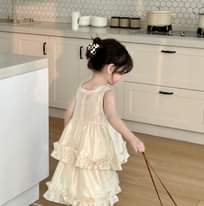 Có thể là hình ảnh về 1 người và em bé