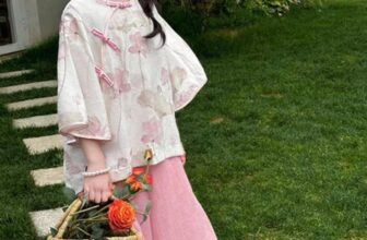 [🆕🇻🇳]  Tiệm cô Kul by Dinh Thuong luôn mang tới những sản phẩm chất lượng, đẹp mắt, theo trend 🧑‍🧒❤️️👶⭐️ Một set đỉnh của chóp cho mùa trông trăng. Áo lụa  cổ yếm hoạ tiết hoa sen cực xinh. Quần đũi chất mềm mát, dáng bay bay. Em này mặc đi rước đèn hay chụp ả , shares-0✔️ , likes-2❤️️ , date-2024-08-12 20:45:36🇻🇳🇻🇳🇻🇳📰🆕