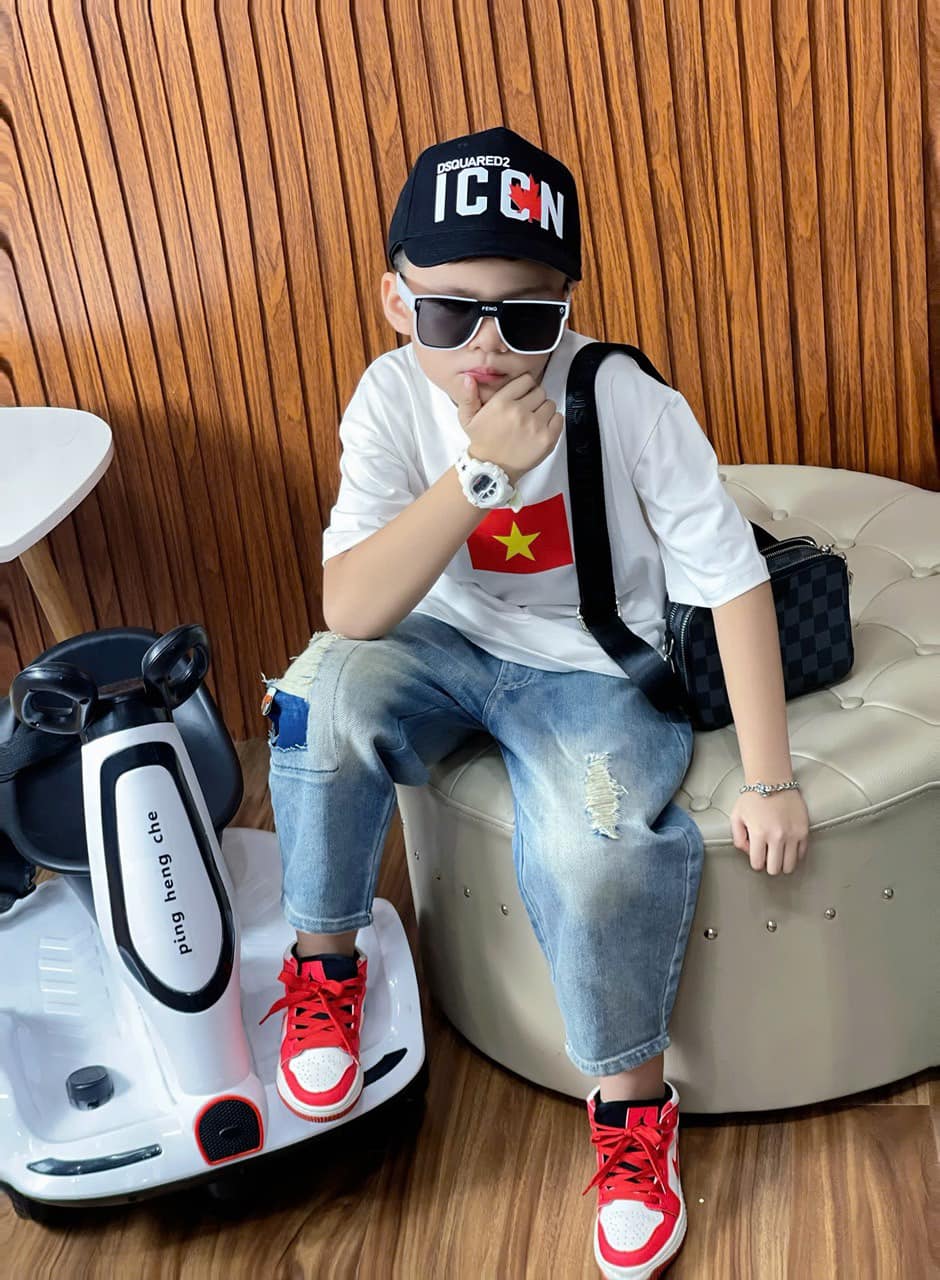 [🆕🇻🇳] Kiddie Kiddo – Thời trang trẻ em cao cấp 🧑‍🧒❤️️👶⭐️ Xinh toá!
Còn sz 5/6, 8/9, 9/10, 10/11
Đầm kẻ hồng cổ thủy thủ thêu hoa. Phom xinh lắm, tin chắc nhiều mẹ đang tìm chiếc đầm như này cho bé nhà mình.
S , shares-0✔️ , likes-7❤️️ , date-2024-08-19 16:51:26🇻🇳🇻🇳🇻🇳📰🆕