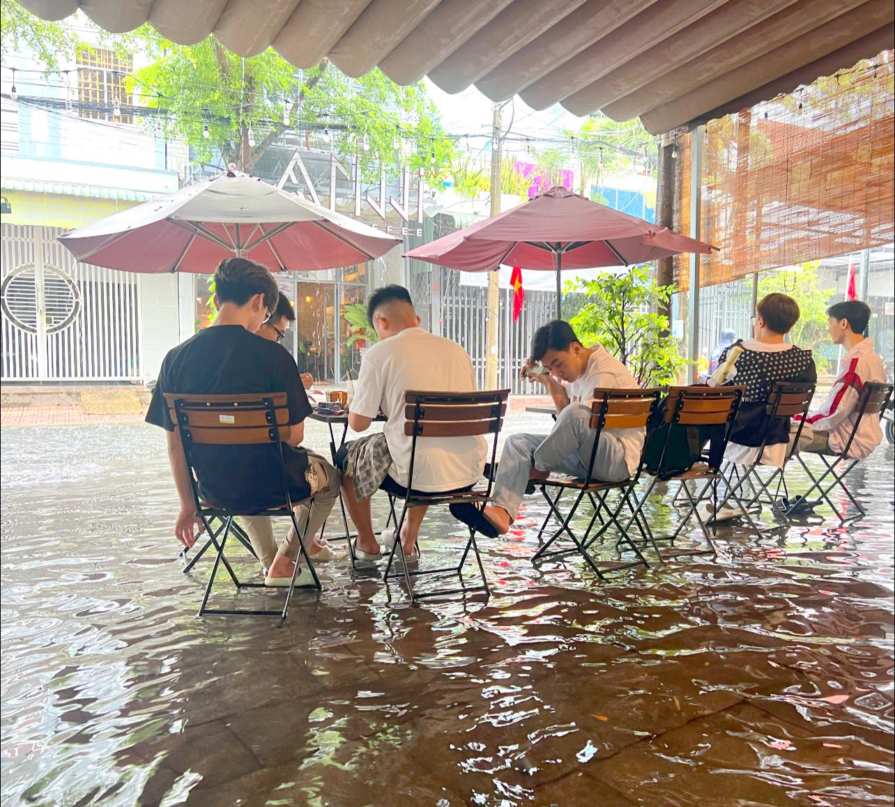 [☕️🇻🇳] Anni Coffee Cà Mau  🥤 Top1Coffee ☕️ Tình hình Anni cách đây đúng 1 giờ đồng hồ. Khách thương.  Trân quý lắm lắm!
Cơ mà cũng chill  chill ấy nhỉ!
, shares-0✔️ , likes-28❤️️ , date-2024-08-19 21:19:08🇻🇳🇻🇳🇻🇳📰🆕