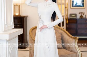 [🆕🇻🇳] Dulcie Bridal – Cửa hàng váy cưới 🤵🏻 Top1Wedding 👰🏻  𝐍𝐠𝐨̣𝐜 𝐂𝐚́𝐭 – 𝐑𝐚̣𝐧𝐠 𝐧𝐠𝐨̛̀𝐢 𝐧𝐞́𝐭 đ𝐞̣𝐩 𝐧𝐠𝐮̛𝐨̛̀𝐢 𝐜𝐨𝐧 𝐠𝐚́𝐢 𝐀́ Đ𝐨̂𝐧𝐠Một màu trắng trong veo và giản dị nhưng khi NTK vẽ lên đó những đường nét cánh chim và ho , shares-1✔️ , likes-4❤️️ , date-2024-08-22 21:17:47🇻🇳🇻🇳🇻🇳📰🆕
