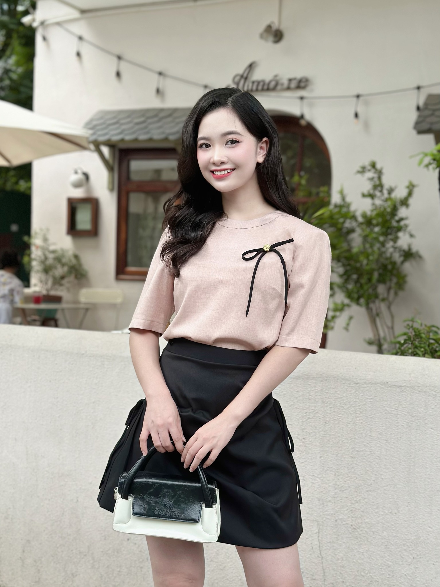 [🆕🇻🇳] Thời Trang Thiết Kế – Kate By Linh Nguyen👕 Top1Fashion 👗  𝐎𝐔𝐑 𝐁𝐄𝐋𝐎𝐕𝐄𝐃 𝐂𝐔𝐒𝐓𝐎𝐌𝐄𝐑
Nàng tự tin khoe trọn nét yêu kiều khi diện lên set phối giữa Jolie Top và Line Skirt.Mang đậm tinh thần tối giản nhưng không hề đơ , shares-1✔️ , likes-32❤️️ , date-2024-08-31 02:00:19🇻🇳🇻🇳🇻🇳📰🆕
