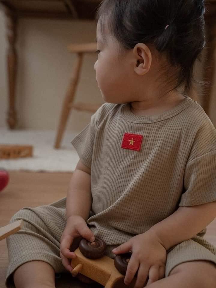 [🆕🇻🇳] Nhà Em Bé – Của hàng quần áo trẻ em 🧑‍🧒❤️️👶⭐️ SET BỘ SƠ MI VƯƠNG MIỆN NƠ BÉ TRAIChất liệu: Áo cotton mặt lụa mềm mịn, sịn sò, thoáng mát, thấm hút mồ hôi. Quần kaki 2 da đứng fom.
Thiết kế dáng sơ m , shares-0✔️ , likes-1❤️️ , date-2024-09-02 15:54:58🇻🇳🇻🇳🇻🇳📰🆕