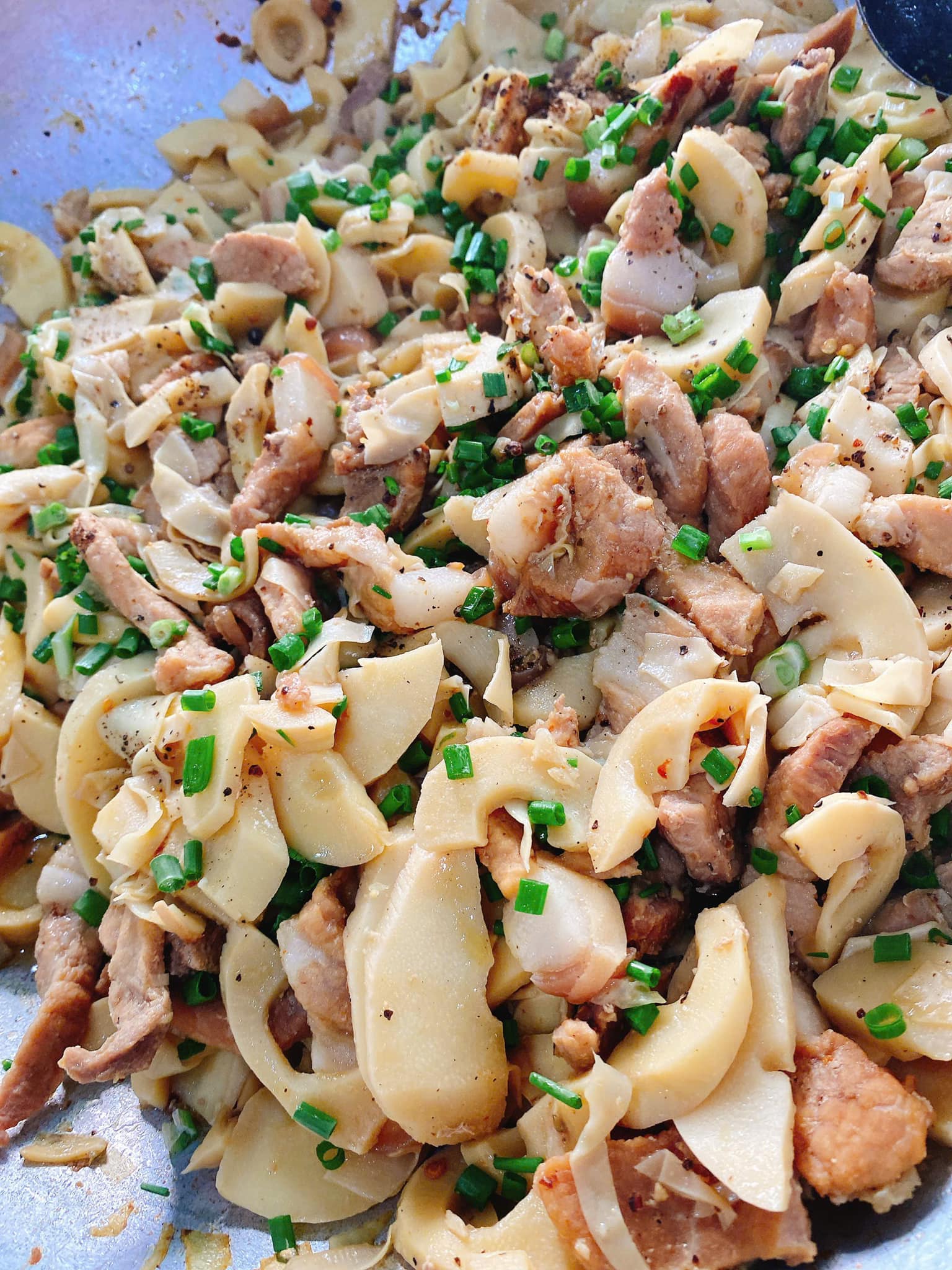 [🆕🇻🇳] CÀ MÈN – Đặc sản quê hương Quảng Trị 🍔 Top1Food 🍜 Series tiếng Quảng Trị quay lại rồi đâyyyyy 

Mèn có tật ham chơi. Lâu lâu theo bạn theo bè cũng quên luôn giờ cơm, Mạ phải đi khắp nơi kiếm về.

Bữa ni hi , shares-0✔️ , likes-20❤️️ , date-2024-08-29 14:30:23🇻🇳🇻🇳🇻🇳📰🆕