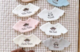 [🆕🇻🇳] Nhím Nhím – Ăn Dặm Mẹ Nhím 🧑‍🧒❤️️👶⭐️  Yếm Thêu Tên Theo Yêu Cầu    Nhìn cưng như này sao mà các mẹ kìm lòng được nè  Màu: Nâu nhạt, kem, be, xám, nâu đậm, hồng, xanh, chấm bi nền nâu, chấm bi  , shares-1✔️ , likes-23❤️️ , date-2024-09-19 02:22:24🇻🇳🇻🇳🇻🇳📰🆕