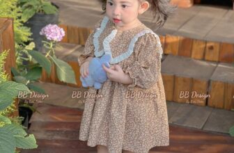 [🆕🇻🇳]  BB design – Chuyên đồ thiết kế dành cho mẹ và công chúa nhỏ 🧑‍🧒❤️️👶⭐️ Hôm nay thấy trời se lạnh, nhà e lên đầm thu đông cho bé đi học. Dáng babydoll kết hợp cổ bèo lạ mắt, tone màu chuẩn mùa thu.Hoa mùa thu: #185xuuChất , shares-0✔️ , likes-10❤️️ , date-2024-10-09 00:28:34🇻🇳🇻🇳🇻🇳📰🆕