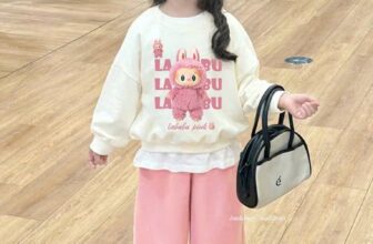 [🆕🇻🇳] Kiddie Kiddo – Thời trang trẻ em cao cấp 🧑‍🧒❤️️👶⭐️ Lựa luôn một set nỉ đẹp và chuẩn bị tinh thần đón gió mùa về vào thứ 2 tuần tới nào!
Thêm set Labubu nữa ạ!
Nỉ da cá cả set. Chất nỉ đanh, đẹp lắm.
Set  , shares-1✔️ , likes-6❤️️ , date-2024-10-11 01:53:19🇻🇳🇻🇳🇻🇳📰🆕