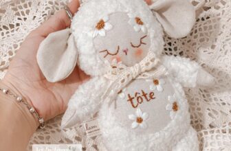 [🆕🇻🇳] 𝗹𝗮 𝗹𝗮 𝗹𝗮𝗺 – chuyên làm đồ thủ công cho mẹ và bé, cover hàng thủ công UK, US…. Và làm đồ thủ công theo yêu cầu 🧑‍🧒❤️️👶⭐️ 𝗠𝗼́𝗰 𝗞𝗵𝗼́𝗮, 𝗠𝗼́𝗰 𝗧𝘂́𝗶 𝗦𝗶𝗲̂𝘂 𝗖𝘂𝘁𝗲    ￼Những bé cừu và thỏ được thêu tên theo yêu cầu
Size mini 15-17cm siêu cưng, vừa vặn, dễ dàng gắn lên túi xách, balo,  , shares-0✔️ , likes-5❤️️ , date-2024-10-12 21:30:15🇻🇳🇻🇳🇻🇳📰🆕