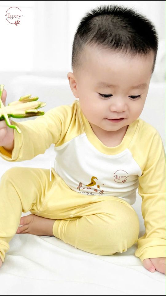 [🆕🇻🇳] Luxry Sai Gon thuộc thương hiệu Luxry Chuyên cung cấp đồ trẻ sơ sinh 🧑‍🧒❤️️👶⭐️  VIDEO REVIEW 𝗕𝗢̣̂ 𝗤𝗨𝗔̂̀𝗡 𝗔́𝗢 𝗗𝗔̀𝗜 𝗧𝗔𝗬 𝗖𝗢̂̉ 𝗧𝗥𝗢̀𝗡 Nhà Luxry  
full Size từ 6 tháng đến 6 tuổi ( 6-9M đến 5-6Y )
 Mua 5 Tặng 1 Nhanh Tay MOm ơi !
Bộ quần áo , shares-0✔️ , likes-23❤️️ , date-2024-10-18 18:45:13🇻🇳🇻🇳🇻🇳📰🆕