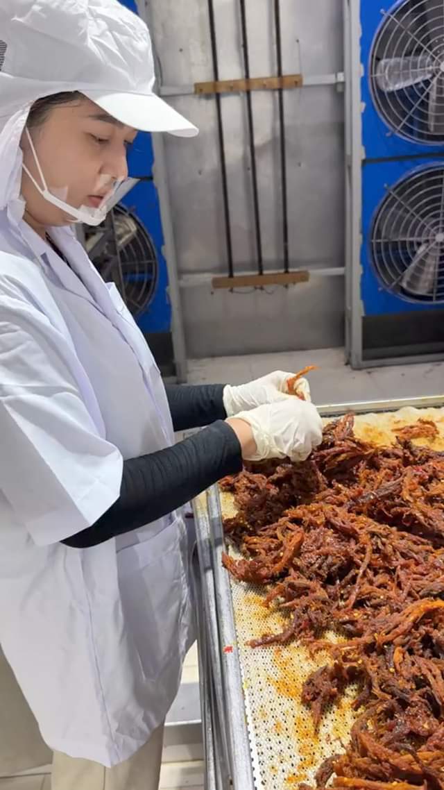 [🆕🇻🇳] Lò Khô Bò Miếng Củ Chi 🍔 Top1Food 🍜 Khô Bò Xé Sợi Quá Là Ngon, Quá Là Tiện Lợi luôn các anh chị ơi. Khô bò nhà em vẫn tẩm ướp công thức gia truyền siêu ngon, nay thêm 1 sự lựa chọn nữa là khô , shares-0✔️ , likes-0❤️️ , date-2024-10-18 16:26:02🇻🇳🇻🇳🇻🇳📰🆕