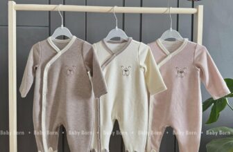 [🆕🇻🇳]  BABY BORN – Chuyên đồ sơ sinh cao cấp chính hãng Nous Bu Chaang Lapomme 🧑‍🧒❤️️👶⭐️ Body nỉ của Anmiaza vừa đáp ứng tiêu chí mềm, ấm lại vừa cute, giá cũng rất bình dân với 1 mẫu thu đông đẹp từ chất đến thiết kế như thế này ạ. Inbox em để , shares-0✔️ , likes-1❤️️ , date-2024-10-18 15:54:56🇻🇳🇻🇳🇻🇳📰🆕