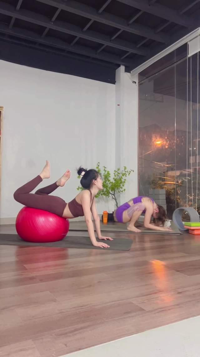 [🆕🇻🇳] Yogi Xuân 🧘 Top1Yoga 🧘 Bị chồng chê nên tập cho hết bị chê các chị à
 Cô em tập như trâu  á chị, em nhìn thôi đã bó hết cơ rồi
 , shares-0✔️ , likes-406❤️️ , date-2024-10-18 22:58:44🇻🇳🇻🇳🇻🇳📰🆕