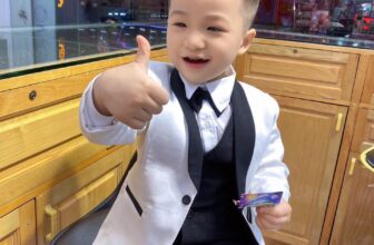 [🆕🇻🇳] TikTak House – Thời trang thiết kế cho bé 🧑‍🧒❤️️👶⭐️ Feedback set vest trắng cổ đen cho soái ca nhí đây ạ
Khách mặc còn đẹp hơn cả mẫu của shop luôn các mẹ ạ.
Set gồm áo vest + gile + sơ mi + quần dài + nơ. , shares-0✔️ , likes-4❤️️ , date-2024-10-18 16:55:34🇻🇳🇻🇳🇻🇳📰🆕