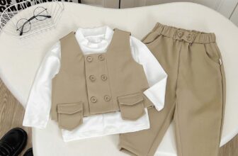 [🆕🇻🇳] ZOO KIDS 🧑‍🧒❤️️👶⭐️ Hạt tiêu tuy nhỏ mà cay
Set đồ đơn giản nhưng say lòng người
Outfit set gile 3 chi tiết 6 khuy sành điệu, cá tính
Set gồm: gile, áo thun và quần
Chất , shares-0✔️ , likes-1❤️️ , date-2024-10-19 00:17:52🇻🇳🇻🇳🇻🇳📰🆕