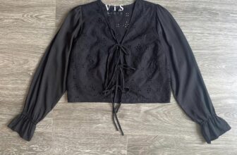 [🆕🇻🇳] ViS Store 👕 Top1Fashion 👗  M/X0 TOP
Giá: 245k
Áo form suông dáng crop lửng, cột dây xinh xắn, tay dài phối vải lụa mềm mát. Chất vải xô thêu họa tiết, mịn, nhẹ và thoáng mát.
Siz , shares-0✔️ , likes-1❤️️ , date-2024-10-18 18:45:17🇻🇳🇻🇳🇻🇳📰🆕