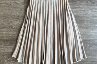 [🆕🇻🇳] ViS Store 👕 Top1Fashion 👗  3XPRES- PLEATED SKIRT
Giá: 255k
Chân váy dập li form dáng thoải mái, trung, dễ mặc. Chất vải tây đẹp, mượt, mịn mát, lót vải cotton mịn bên trong
Size X , shares-0✔️ , likes-1❤️️ , date-2024-10-18 20:00:50🇻🇳🇻🇳🇻🇳📰🆕