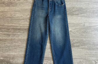 [🆕🇻🇳] ViS Store 👕 Top1Fashion 👗  D4R4 WIDE LEG JEAN
Giá: 275k
Quần jean form suông ống rộng thoải mái, lưng có dây belt cách điệu. Chất jean mềm mát, co giãn.
Size 26: eo 68cm – dài 99c , shares-13✔️ , likes-199❤️️ , date-2024-10-18 16:30:22🇻🇳🇻🇳🇻🇳📰🆕