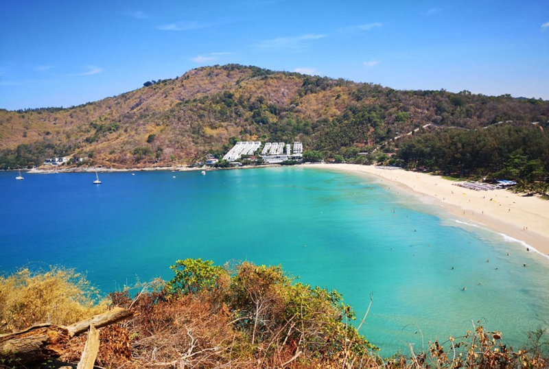 Bãi biển Nai Harn Beach ở đảo Phuket, Thái Lan