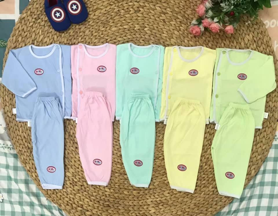 BỘ DÀI MÀU #30K 1bộ
Chất liệu: 100% cotton mềm mịn
Có size dành cho bé 3 - 10kg