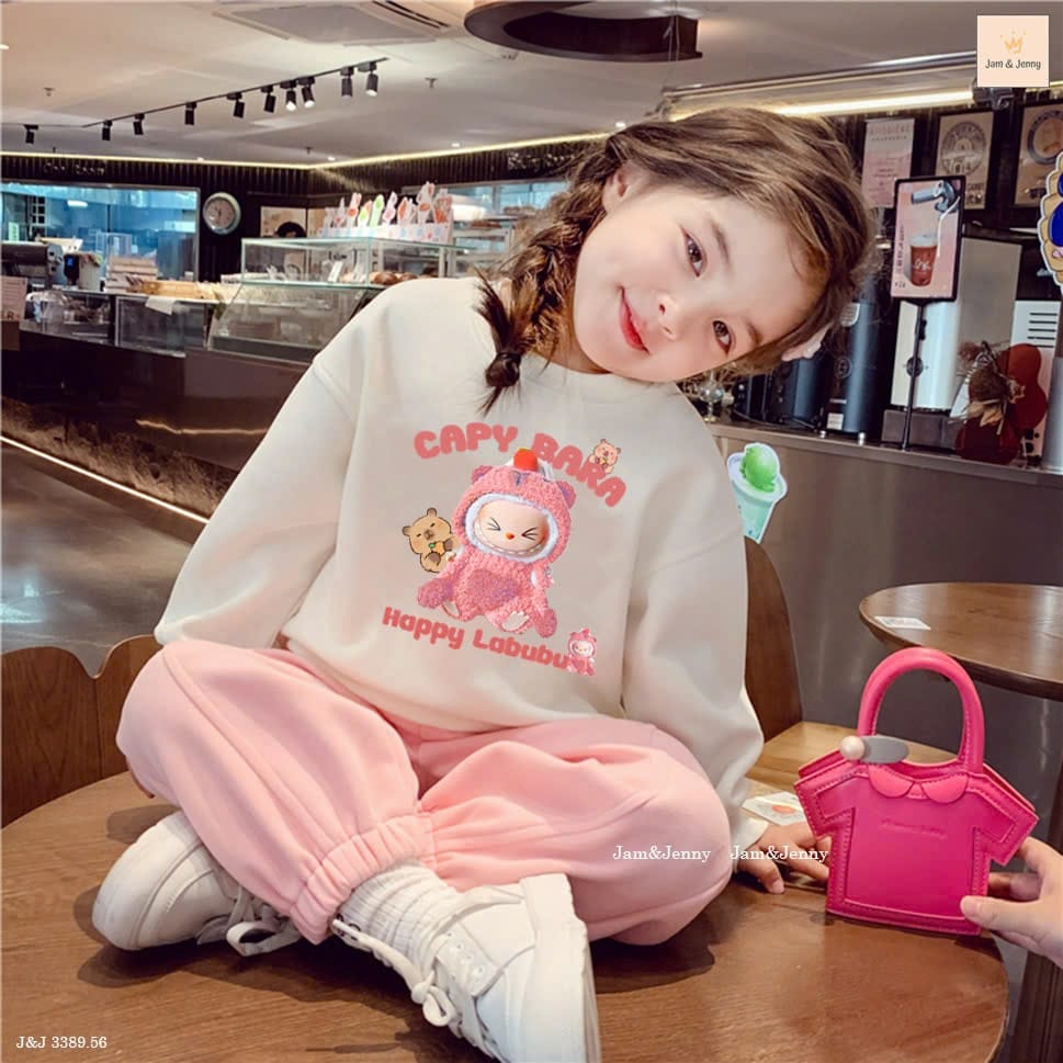 [🆕🇻🇳] Kiddie Kiddo – Thời trang trẻ em cao cấp 🧑‍🧒❤️️👶⭐️ Sang tuần lạnh sun roài ạ.
Set CAPY BARA Happy LABUBU nhà Jam & Jenny này ngọt xỉu ạ, bé mặc như cây kẹo bông luôn
Đẹp – xinh quá đi mất
Nhưng set  , shares-0✔️ , likes-7❤️️ , date-2024-11-03 18:39:35🇻🇳🇻🇳🇻🇳📰🆕