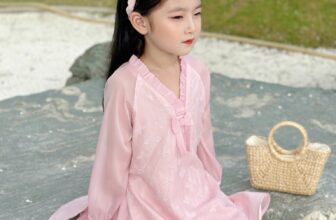 [🆕🇻🇳]  MiniumBaby – thương hiệu thời trang thiết kế chất lượng cao dành cho trẻ em 🧑‍🧒❤️️👶⭐️ 𝑀𝑜̣̂𝑡 𝑐ℎú𝑡 𝑛ắ𝑛𝑔 𝑣à𝑛𝑔 𝑢̛𝑜̛𝑚 𝑡𝑟𝑜𝑛𝑔 𝑔𝑖ó
𝑀𝑜̣̂𝑡 𝑐ℎú𝑡 𝑥𝑢𝑎̂𝑛 𝑣ề đó 𝑒𝑚 𝑜̛𝑖..
Nhẹ nhàng thướt tha cùng sắc đỏ tươi sáng cho bé diện những ngày năm mới. Áo dài Miniu , shares-1✔️ , likes-2❤️️ , date-2024-11-01 16:30:10🇻🇳🇻🇳🇻🇳📰🆕