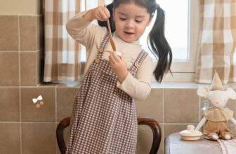 [🆕🇻🇳]  Sukem shop – Chuyên đồ sơ sinh – Đồ sơ sinh Nous, tã bỉm, bình sữa, khăn xô, khăn sợi tre, khăn ủ, tất 🧑‍🧒❤️️👶⭐️ Chạm nét cổ điển, tỏa sáng phong cách riêng!
“Tiểu thư” vintage duyên dáng trong thiết kế váy yếm thanh lịch. Họa tiết caro trên gam màu nâu – be làm nên  , shares-1✔️ , likes-3❤️️ , date-2024-11-04 02:19:55🇻🇳🇻🇳🇻🇳📰🆕