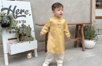 [🆕🇻🇳] HollaBaby – Thiết kế cho bé 🧑‍🧒❤️️👶⭐️  Áo dài lụa hai màu đỏ vàng đính cúc kèm quần cơ bản bé yêu mê tít
Chất liệu lụa mềm mịn, sịn sò
Thiết kế áo dài cách tân đẹp mắt, quần lụa mềm mại, phầ , shares-1✔️ , likes-23❤️️ , date-2023-08-31 10:00:16🇻🇳🇻🇳🇻🇳📰🆕