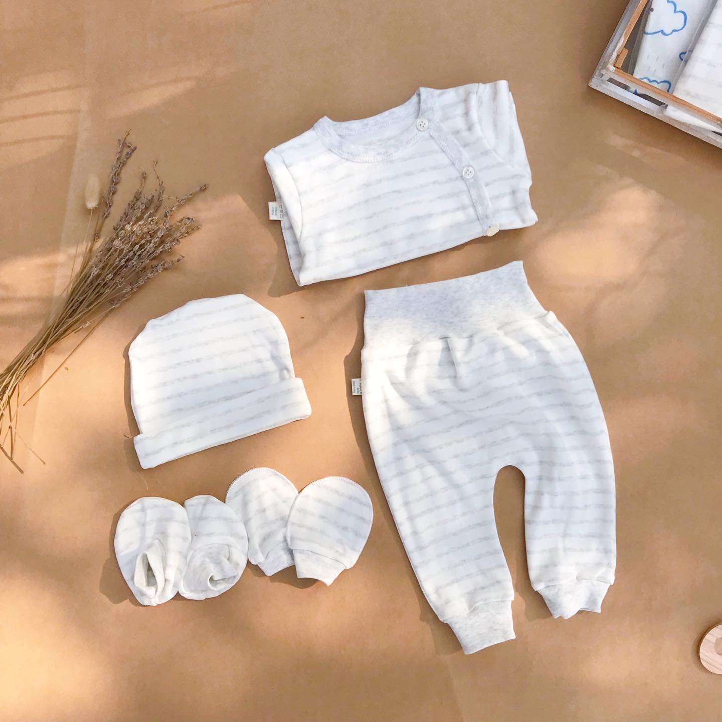 [🆕🇻🇳] Nhà Cát baby – chuyên sỉ lẻ quần áo sơ sinh thiết kế và tự may Nachi baby 🧑‍🧒❤️️👶⭐️ Xám kẻ cho baby boy đây ạ
Za le
– bộ quần áo dài 85k
– set dài (bộ quần áo kèm mũ tất) 135k
– bộ quần áo cộc 75k
– set cộc (bộ quần áo kèm mũ tất) 115 , shares-14✔️ , likes-6❤️️ , date-2024-11-12 15:50:33🇻🇳🇻🇳🇻🇳📰🆕