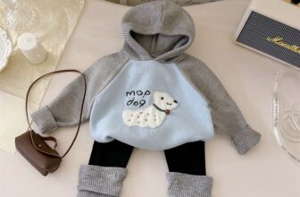 [🆕🇻🇳]  Cơm Tấm – Chuyên các sản phẩm cho bé 🧑‍🧒❤️️👶⭐️ Set len này quá xinh mà mềm như bún luôn các mẹ ạ. Đồ đông năm nay thực sự quá nét.
– Size: 90-140~10-25kg
– Hàng Quảng Châu
– Giá: 300k
, shares-0✔️ , likes-1❤️️ , date-2024-10-31 07:40:21🇻🇳🇻🇳🇻🇳📰🆕