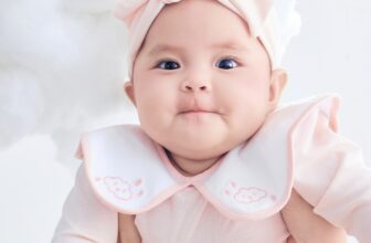 [🆕🇻🇳] HEHEHIHI – Cửa hàng nhỏ bán quần áo 🧑‍🧒❤️️👶⭐️  “𝐌𝐢̣𝐧 𝐦𝐚̀𝐧𝐠” – 𝐓𝐡𝐢𝐞̂́𝐭 𝐤𝐞̂́ 𝐍𝐠𝐨̣𝐭 𝐍𝐠𝐚̀𝐨 𝐯𝐚̀ Đ𝐚́𝐧𝐠 𝐘𝐞̂𝐮“Mịn Màng” từ Bộ sưu tập EMây – Newborn’24 có cổ yếm trắng và thêu nổi đám mây hồng đáng yêu, man , shares-1✔️ , likes-15❤️️ , date-2024-11-03 21:51:04🇻🇳🇻🇳🇻🇳📰🆕