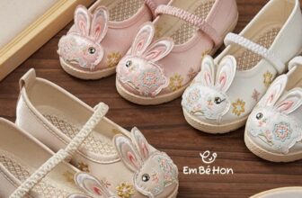 [🆕🇻🇳] EM BÉ HON – Được có mặt trong những khoảnh khắc lớn lên của các em bé – luôn là điều mà tiệm tự hào nhất! 🧑‍🧒❤️️👶⭐️ EM BÉ HON gom order giày cho các bé gái hay thích mặc áo dài, sườn xám mùa Tết nha, rất nhiều mẫu siêu xinh siêu yêu luôn áSize từ 25-36 (chiều dài chân , shares-0✔️ , likes-3❤️️ , date-2024-11-02 15:47:48🇻🇳🇻🇳🇻🇳📰🆕