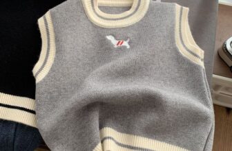 [🆕🇻🇳] Nuggap – Cửa Hàng Thời Trang Cho Bé 🧑‍🧒❤️️👶⭐️  Đáng yêu – nổi bật mà lại vẫn vừa đủ ấm cho con vào thời tiết này thì mẹ cứ chọn outfit với áo gile nha!
Em áo Gile len nhà Nuggap mix-match đồ siêu đỉ , shares-0✔️ , likes-3❤️️ , date-2024-10-30 17:53:50🇻🇳🇻🇳🇻🇳📰🆕