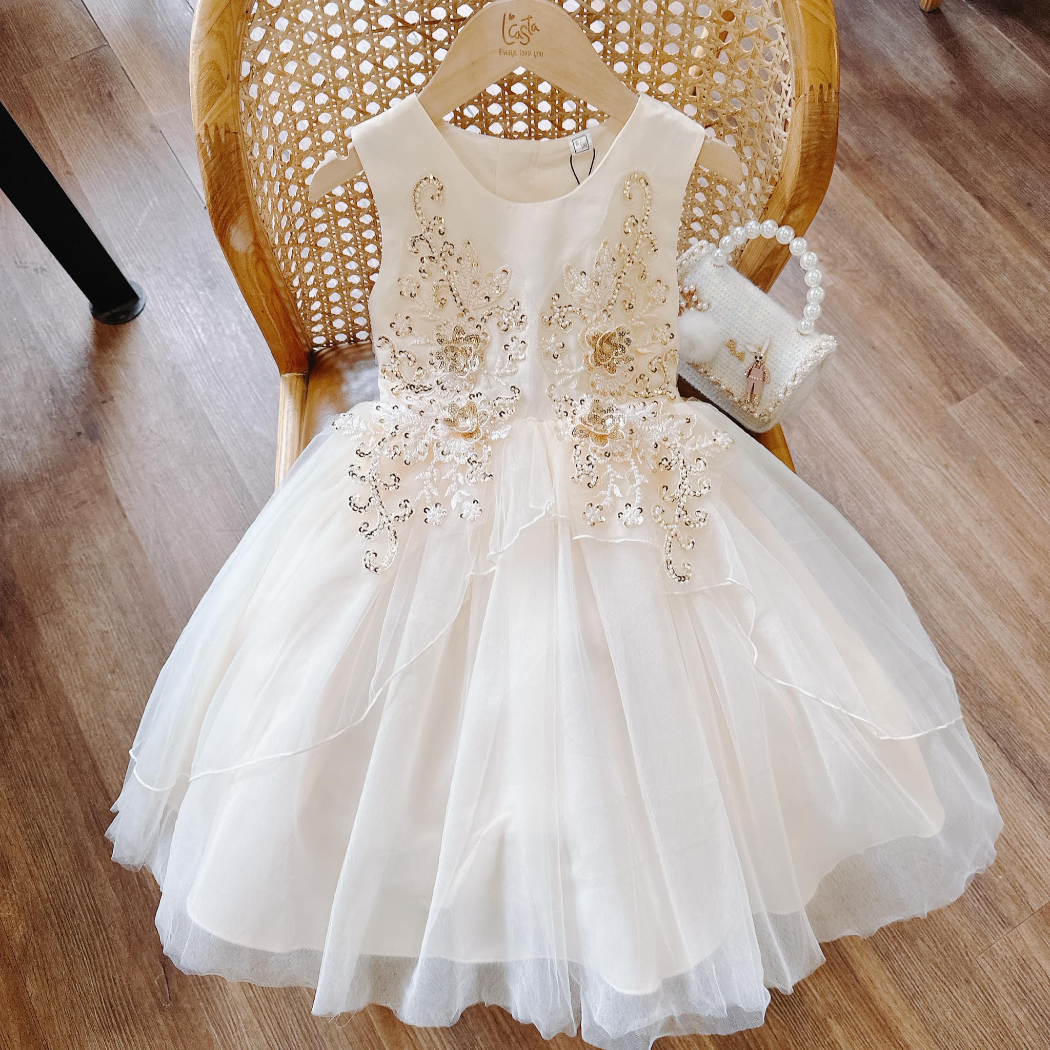 [🆕🇻🇳] L’Casta Viet Nam- Đồ trẻ em 🧑‍🧒❤️️👶⭐️  Chiếc đầm V90 màu kem với phần đính kết cầu kì ấn tượng, nay đã quay trở lại kệ nhà Cát rồi đây ba mẹ ạ!   Đủ size 90-140 cho các bé từ 11- 35kg
Đủ màu , shares-1✔️ , likes-19❤️️ , date-2024-10-31 22:35:55🇻🇳🇻🇳🇻🇳📰🆕