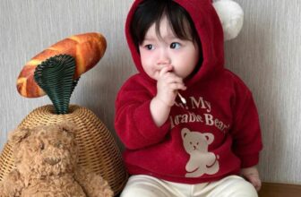 [🆕🇻🇳] Tommy baby – Quần áo sơ sinh & trẻ em 🧑‍🧒❤️️👶⭐️ SÉT ÁO NỈ ĐỎ MŨ NHỌN COVER AOSTA MIX QUẦN LEGING  #159k Bé đi học đi chơi,diện cả Giáng Sinh cũng đẹp mê lại ấm nữa ạ  Bảng size: 90-150
90 6-9kg
100 9- , shares-1✔️ , likes-9❤️️ , date-2024-11-01 16:34:22🇻🇳🇻🇳🇻🇳📰🆕