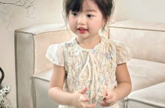 [🆕🇻🇳] HEHEHIHI – Cửa hàng nhỏ bán quần áo 🧑‍🧒❤️️👶⭐️  𝑶𝒍𝒊𝒗𝒊𝒂 𝑫𝒓𝒆𝒔𝒔 – 𝐁𝐚𝐥𝐥𝐞𝐫𝐢𝐧𝐚 𝐂𝐨𝐥𝐥𝐞𝐜𝐭𝐢𝐨𝐧
Cùng Olivia Dress, nàng công chúa nhỏ của mẹ sẽ trông thật nổi bật và duyên dáng!  Với sắc kem nhã nhặn và chất liệu  , shares-1✔️ , likes-13❤️️ , date-2024-11-03 17:31:04🇻🇳🇻🇳🇻🇳📰🆕