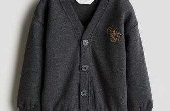 [🆕🇻🇳]  𝐀𝐥𝐯𝐢𝐧 & 𝐁𝐫𝐨𝐭𝐡𝐞𝐫 – 𝘒𝘪𝘥𝘴 𝘈𝘶𝘵𝘩𝘦𝘯𝘵𝘪𝘤 – Quần áo trẻ em nhập khẩu từ Mỹ 😎❤️️⭐️ 𝑬𝒎𝒃𝒓𝒐𝒊𝒅𝒆𝒓𝒆𝒅-𝒎𝒐𝒕𝒊𝒇 𝒔𝒘𝒆𝒂𝒕𝒔𝒉𝒊𝒓𝒕 𝒄𝒂𝒓𝒅𝒊𝒈𝒂𝒏Áo len cardigan bằng vải nỉ nhẹ có họa tiết thêu ở ngực. Dáng rộng với vai trễ, tay dài, cổ chữ V và hàng nút ở phía , shares-0✔️ , likes-0❤️️ , date-2024-11-04 15:00:14🇻🇳🇻🇳🇻🇳📰🆕