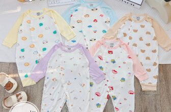 [🆕🇻🇳]  HG Kids – Xưởng Sỉ Quần Áo Cho Bé 🧑‍🧒❤️️👶⭐️ Bộ body dài tay phối hoạ tiếtBộ body khuy bấm giúp thay tã, bỉm cho bé dễ dàng hơn. Dù cho bé vận động hay đùa nghịch thì cũng không bị xộc xệch khiến  , shares-0✔️ , likes-7❤️️ , date-2023-12-29 18:03:41🇻🇳🇻🇳🇻🇳📰🆕