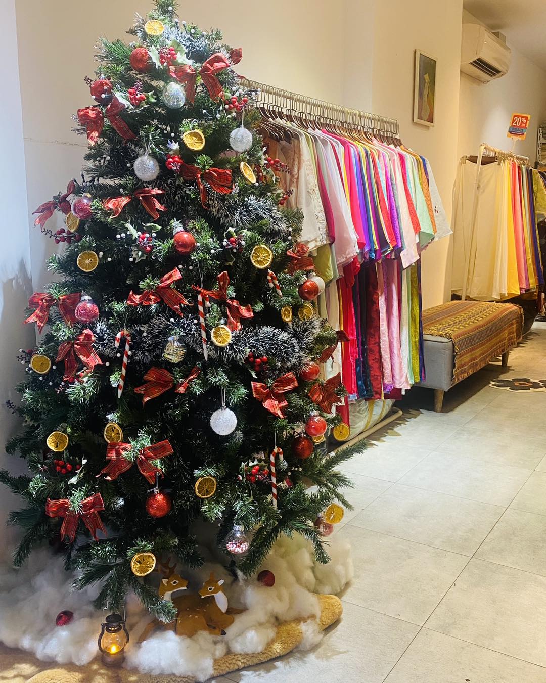 [🆕🇻🇳] The Kat House  – Cửa hàng quần áo nữ 👕 Top1Fashion 👗  Nhà Kat đã lên cây thông rồi, khách ghé Kat chơi nhen
, shares-0✔️ , likes-3❤️️ , date-2024-11-03 01:49:41🇻🇳🇻🇳🇻🇳📰🆕