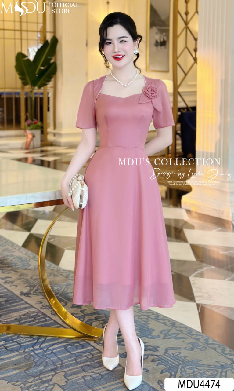 [🛒🇻🇳]Váy Thiết Kế MDU4474 – Màu Hồng Nhẹ Nhàng Chiết Eo Tỉ Mỉ Dáng Xòe Nhẹ Đính Hoa Trước Ngực Quyến Rũ – , SKU – MDU4474 – mdufashion.com 🇻🇳🛒Top1Shop🛒 🇻🇳Top1Vietnam🇻🇳 🛍🛒🇻🇳