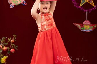 [🆕🇻🇳]  JUNE withlove – Chuyên hàng Thời trang Trẻ em Việt Nam thiết kế và xuất khẩu 🧑‍🧒❤️️👶⭐️ J6699- HÀNG SẴN KHO
Thêm mẫu sườn xám cách tân tone đỏ nổi bật nè shop ơi. Thiết kế cổ yếm  chuẩn style quý tộc, cực sang .
Chất liệu gấm Thượng Hải cao , shares-0✔️ , likes-6❤️️ , date-2023-09-08 21:12:53🇻🇳🇻🇳🇻🇳📰🆕