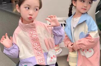 [🆕🇻🇳] Thời trang Trẻ Em Cao cấp 🧑‍🧒❤️️👶⭐️  Nhìn em siêu phẩm này mom thấy liêu xiêu không nào?
Áo khoác gió hàng Quảng Châu cao cấp 14-38kg
Chât liệu gió lì bề mặt phẳng mịn màng, sợi , shares-0✔️ , likes-4❤️️ , date-2023-10-23 18:24:18🇻🇳🇻🇳🇻🇳📰🆕