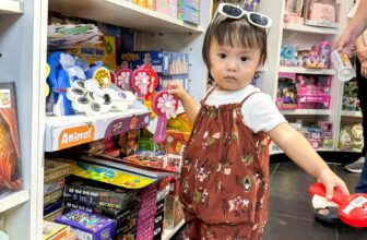 [???] Yi Closet Bán nét hồn nhiên, tặng kèm trang phục ?‍?❤️️?⭐️ Đây mẹ ơi, bộ jum suit mẹ không muốn bé mặc hở thì cứ phối với áo thun trắng là xinh ngay . Hai bạn khách gửi review cho shop quá chất lượng. Yêu các con l , shares-0✔️ , likes-10❤️️ , date-2024-07-12 17:59:38????????