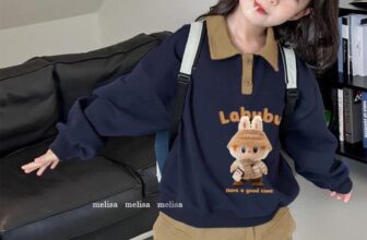 [🆕🇻🇳]  Tiệm cô Kul by Dinh Thuong luôn mang tới những sản phẩm chất lượng, đẹp mắt, theo trend 🧑‍🧒❤️️👶⭐️ Set này cưng xỉu, đảm bảo nhiều mẹ nhìn cũng mê luôn nè. Hoạ tiết Labubu đang cực kì được yêu thích. Áo nỉ da cá cổ đức, chân váy túi hộp khoẻ khoắn. Các m , shares-0✔️ , likes-2❤️️ , date-2024-08-14 19:26:03🇻🇳🇻🇳🇻🇳📰🆕