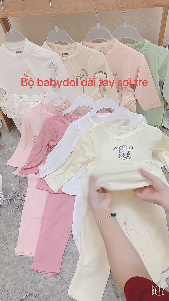 [???]  MEME – Đồ Sơ Sinh Cho Bé  ?‍?❤️️?⭐️ CỨU EM VỚI 
HÀNG TẮC BIÊN BÂY GIỜ MỚI VỀ 
BÁN_TẶNG   (ko nghe nhầm ạ)
 
– Bộ thun lạnh dài tay siêu hot cho bé gái đủ size từ sơ sinh, rất thích hợp mặc  , shares-19✔️ , likes-603❤️️ , date-2024-09-06 05:34:14????????