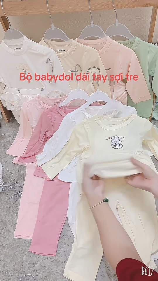 [???]  MEME – Đồ Sơ Sinh Cho Bé  ?‍?❤️️?⭐️ CỨU EM VỚI 
HÀNG TẮC BIÊN BÂY GIỜ MỚI VỀ 
BÁN_TẶNG   (ko nghe nhầm ạ)
 
– Bộ thun lạnh dài tay siêu hot cho bé gái đủ size từ sơ sinh, rất thích hợp mặc  , shares-1✔️ , likes-62❤️️ , date-2024-09-06 05:32:57????????