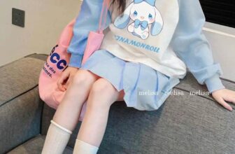 [🆕🇻🇳]  Tiệm cô Kul by Dinh Thuong luôn mang tới những sản phẩm chất lượng, đẹp mắt, theo trend 🧑‍🧒❤️️👶⭐️ [HÀNG MỚI VỀ]
Set áo + chân váy Cinnamoroll siêu hot hit. Tông màu xanh trắng quá xinh xắn. Áo nỉ da cá, chân váy xếp ly kèm quần. Style này diện trời thu , shares-0✔️ , likes-1❤️️ , date-2024-09-10 23:44:54🇻🇳🇻🇳🇻🇳📰🆕